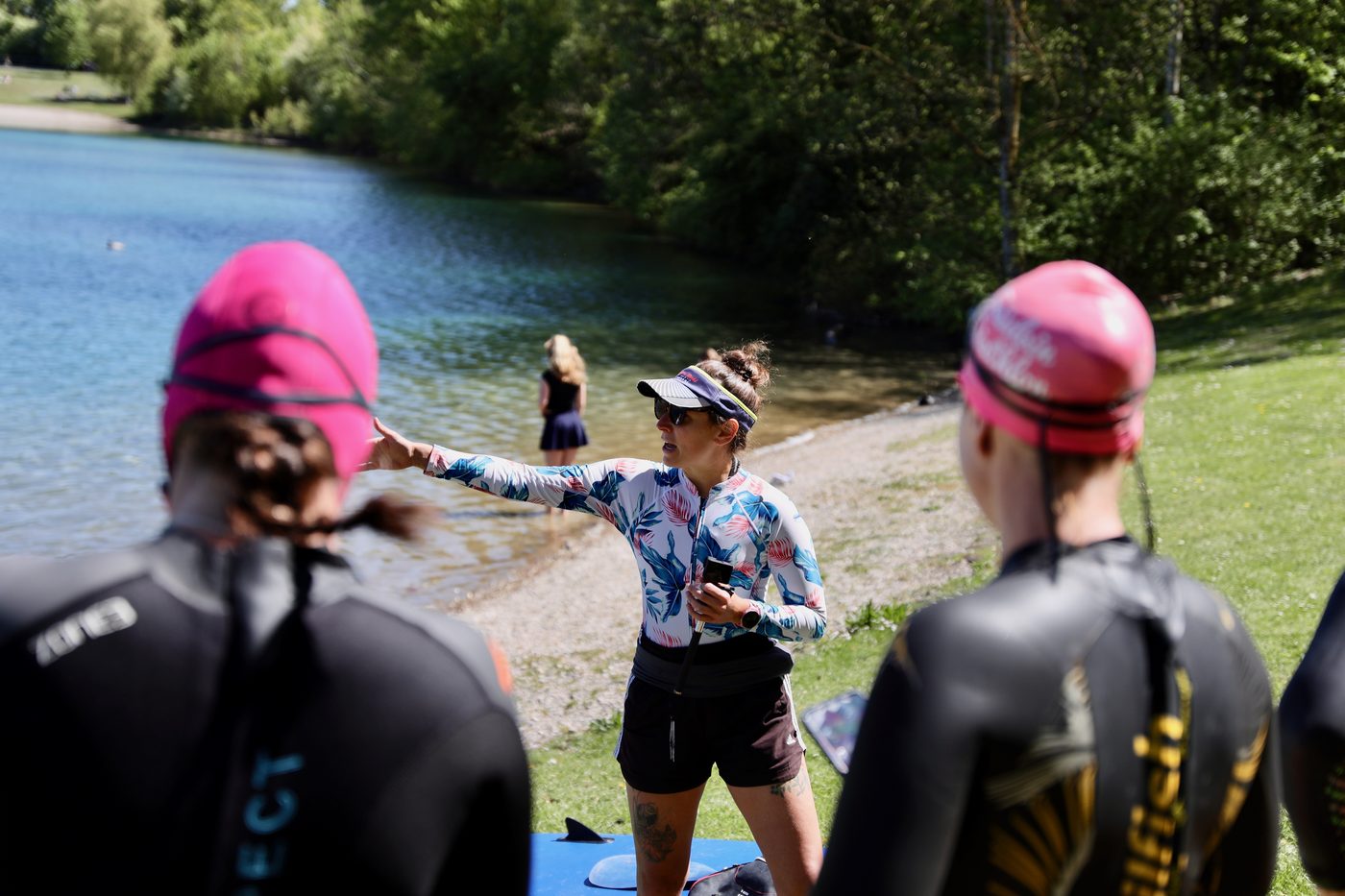 Martina beim Briefing am Seeufer vor dem Freiwasserschwimmen