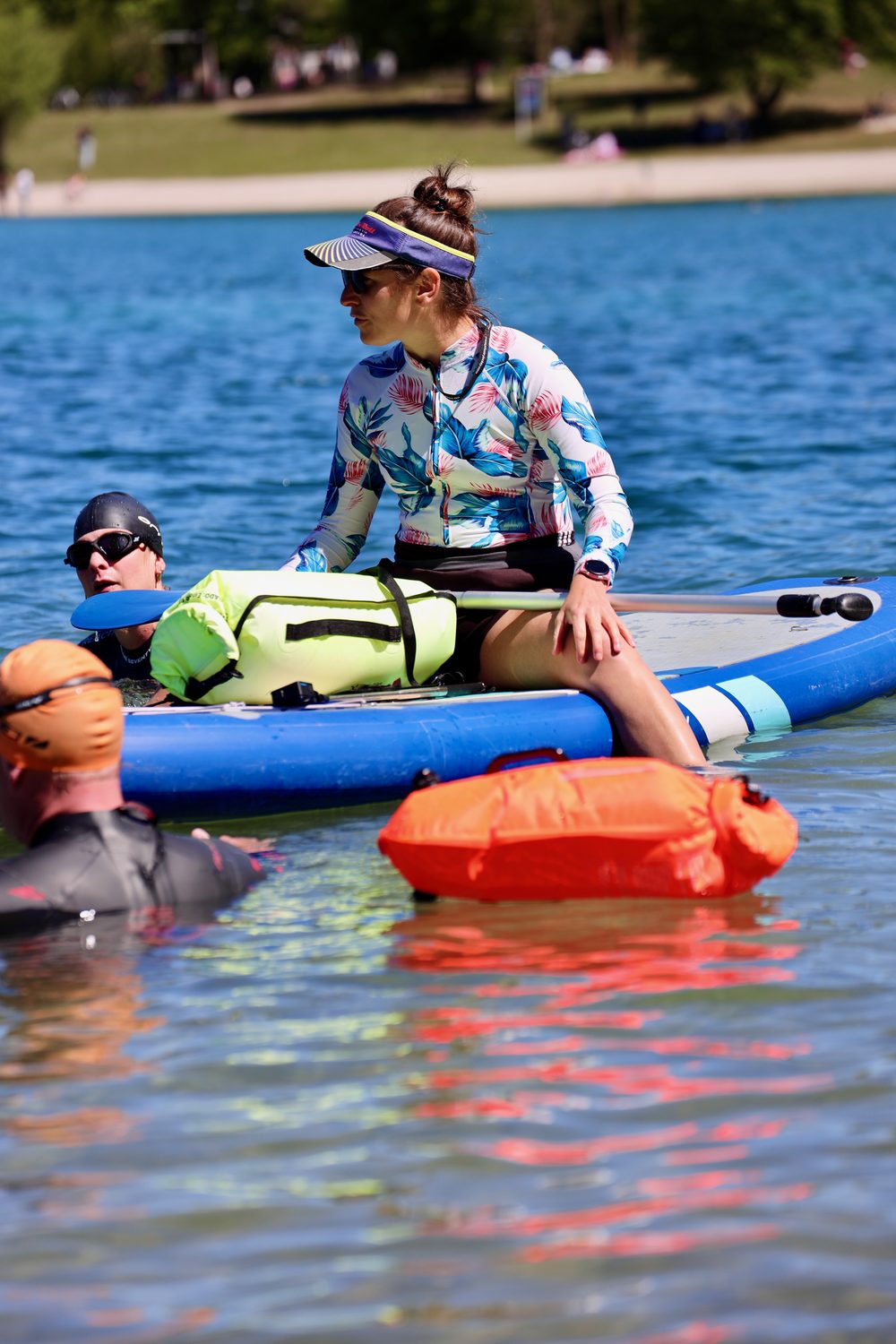 Martina Bolváry mit Athleten im Wasser